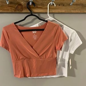 Cropped v-neck T-shirt. Soft cotton